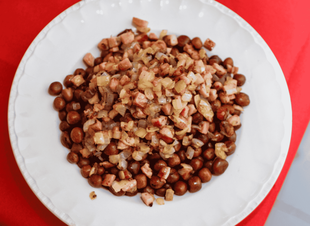 Pelēkie zirņi ar speķi (Grey Peas with Bacon)